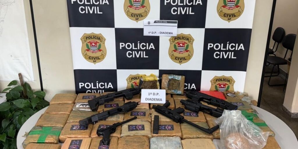 Polícia encontra galpão com drogas e simulacros de armas no centro de SP