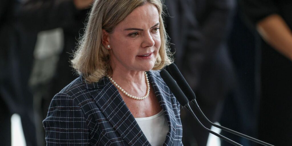 Almoço com petistas e jantar com Centrão: o 1º dia de Gleisi no governo