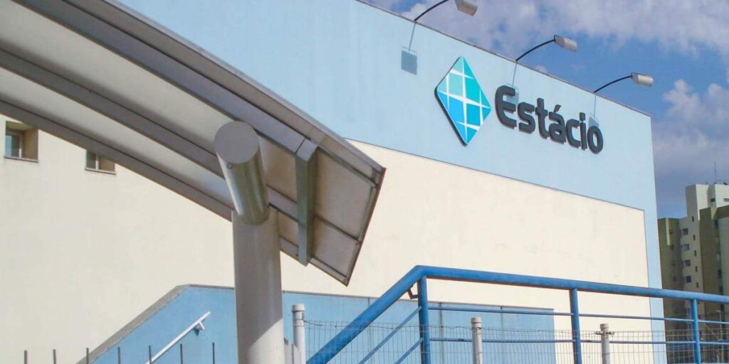 Yduqs reverte prejuízo e lucra R$ 13,8 mi no 4º tri