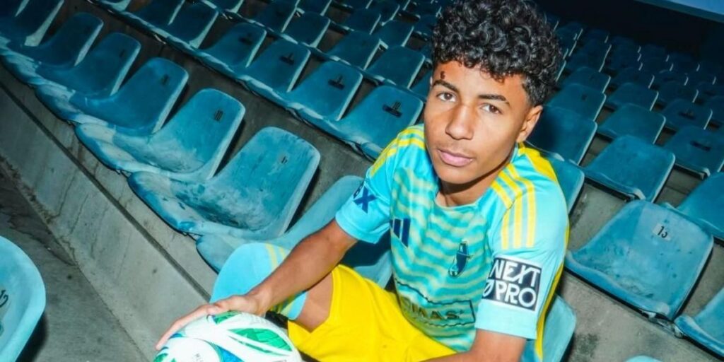 Brasileiro de 15 anos faz história ao assinar contrato profissional nos EUA