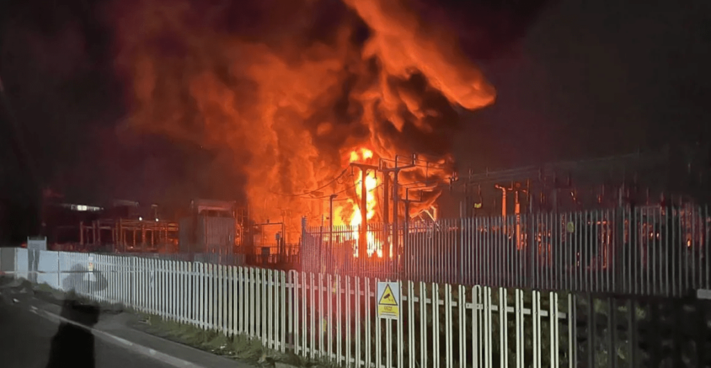 Aeroporto de Londres anuncia fechamento após incêndio em estação de energia