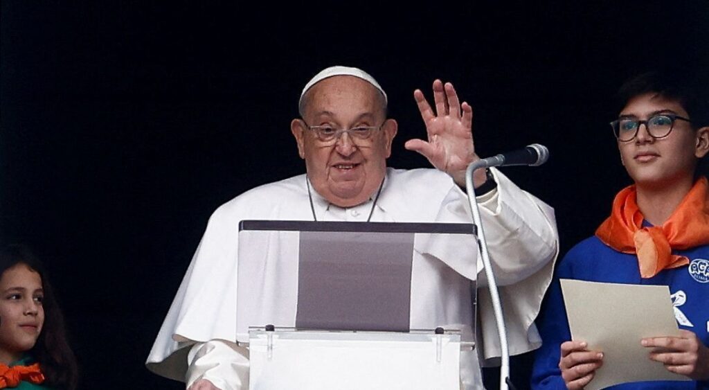 Após "milagre" em recuperação, papa Francisco pagou pizza para médicos