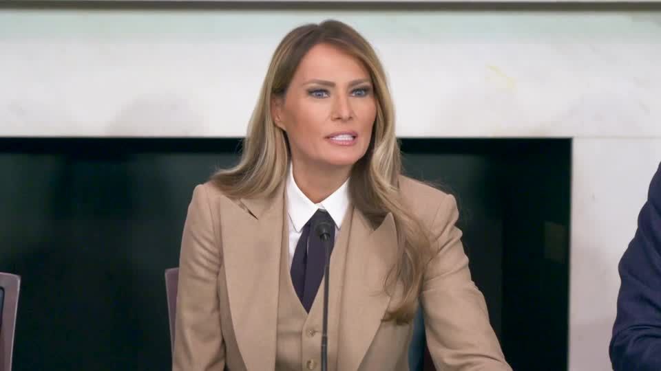 Melania critica ausência de democratas em ação sobre pornografia de vingança