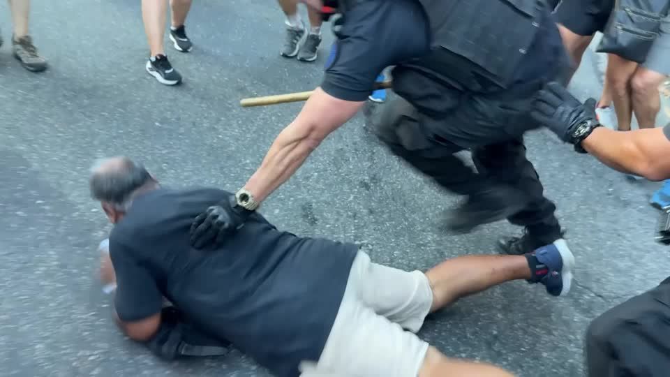 Torcidas da Argentina se unem a aposentados em protesto nesta quarta (12)