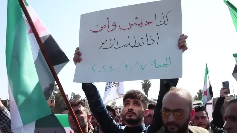 Sírios se manifestam em apoio ao novo governo do país em Damasco e Alepo