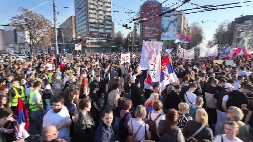 Na Sérvia, multidões protestam em maior ato em décadas contra governo