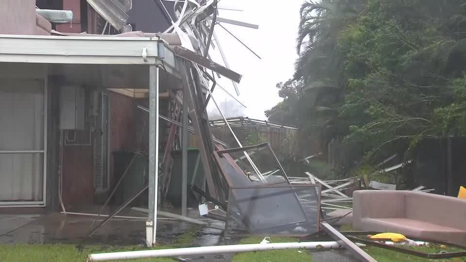 Passagem de ciclone pela Austrália deixa um morto e milhares sem energia