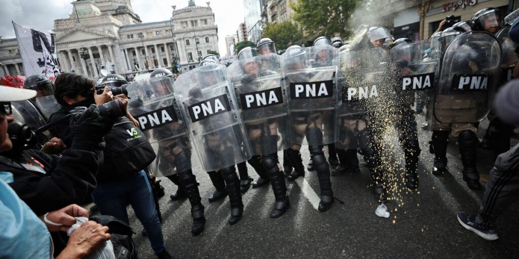 Por que torcidas de times da Argentina se uniram a aposentados em protesto
