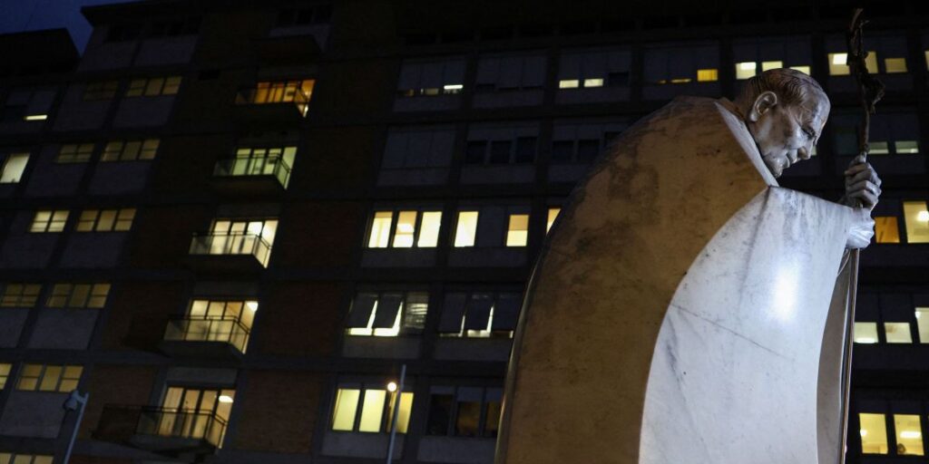 Há quase um mês internado, papa Francisco tem noite tranquila, diz Vaticano