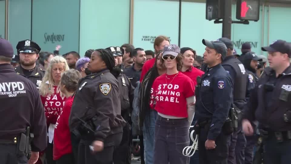Manifestantes ocupam Trump Tower após prisão de estudante palestino