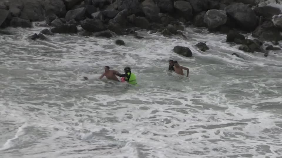 Polícia resgata imigrantes que tentavam nadar de Marrocos para Espanha