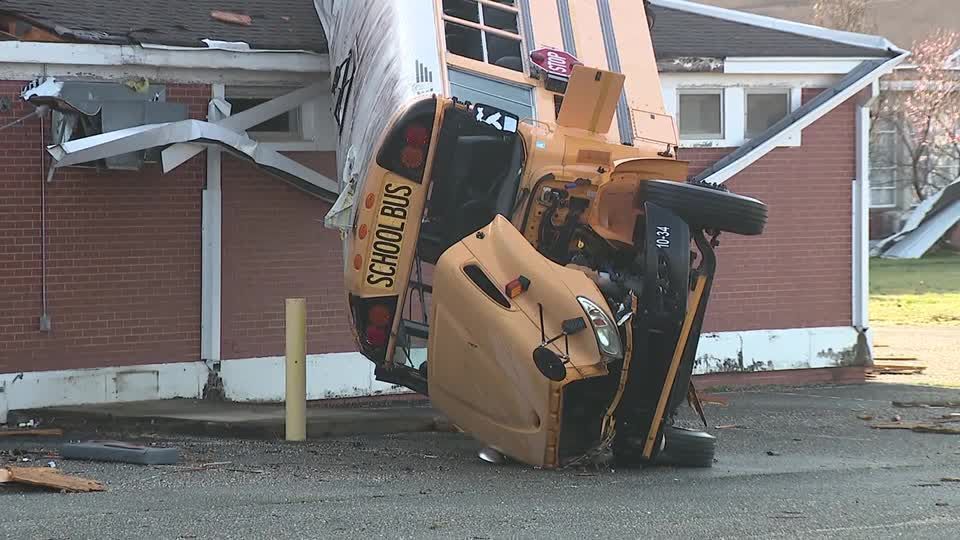 Número de mortos nos EUA após tempestades e tornados sobe para 35