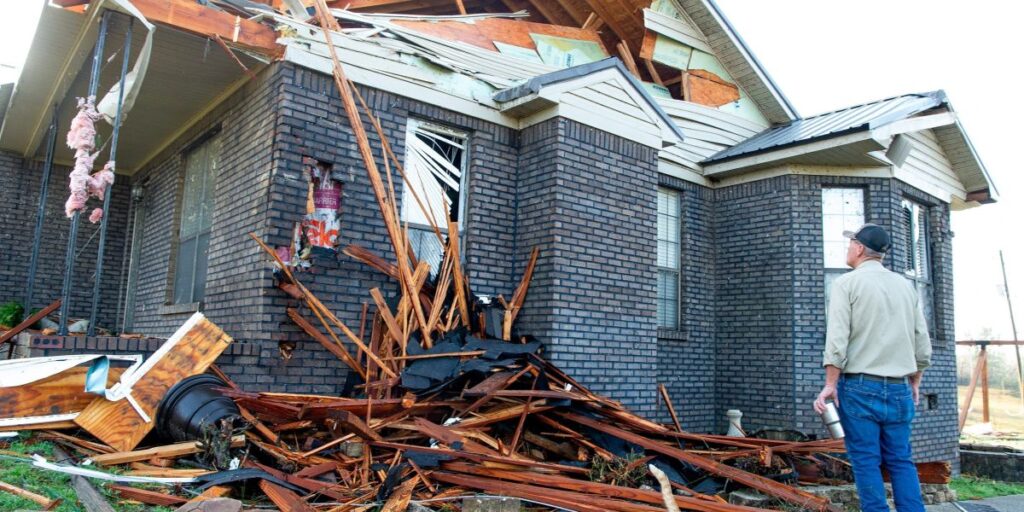 Sobe para 39 o número de mortos após tempestades e tornados atingirem EUA