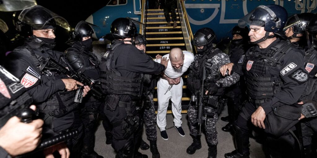 Venezuela nega presença de integrantes de gangue entre deportados dos EUA