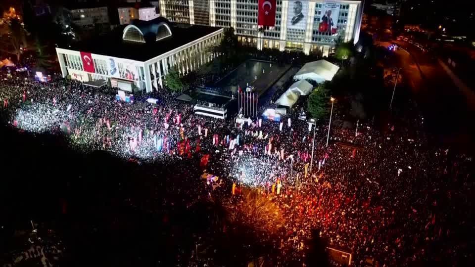 Turquia: Manifestantes entram em confronto com a polícia durante protesto
