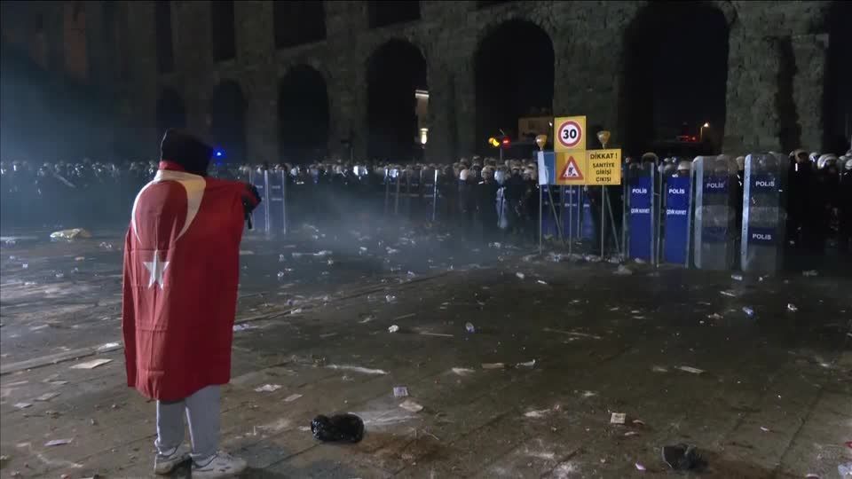 Mais de 300 pessoas são detidas em protestos na Turquia; entenda