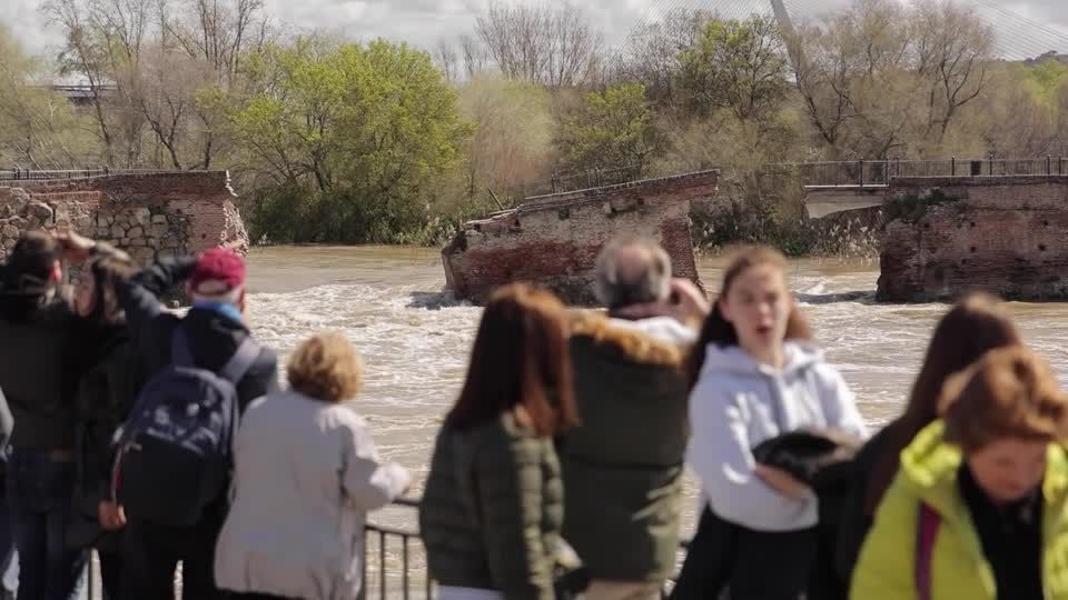 Ponte histórica desaba na Espanha enquanto enchentes atingem região central