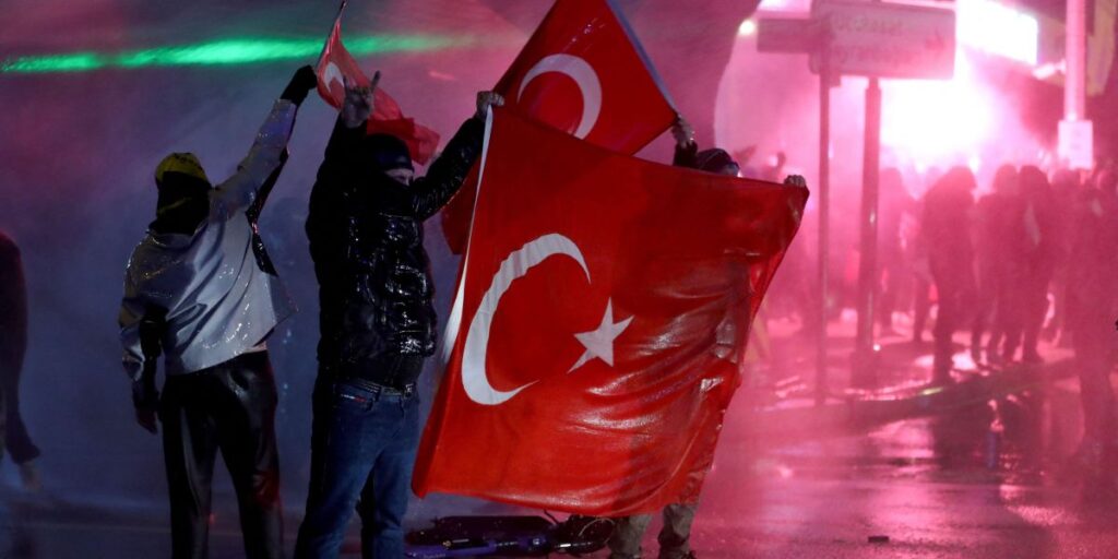 Mais de mil pessoas são detidas durante protestos na Turquia, diz ministro