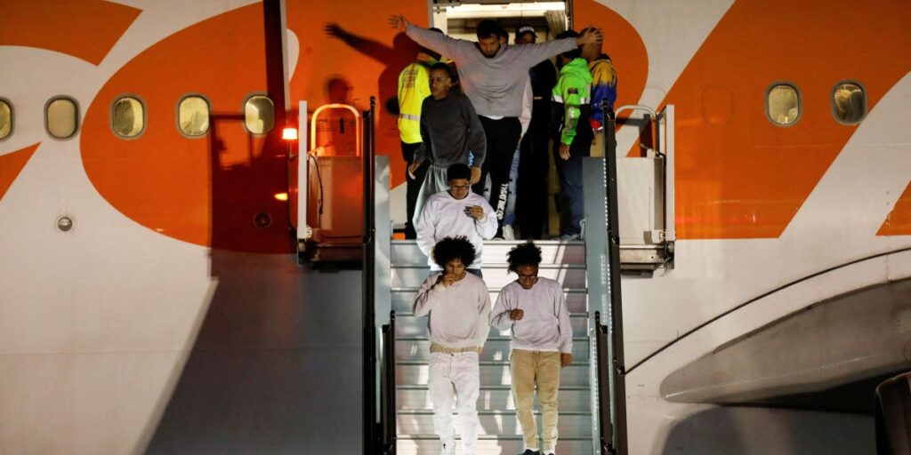 Venezuela recebe imigrantes deportados dos EUA após retomada dos voos