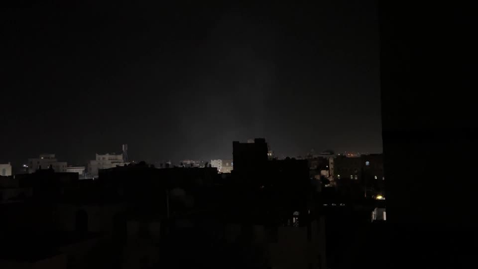 Novo ataque dos EUA atinge bases Houthis perto da capital do Iêmen, diz TV