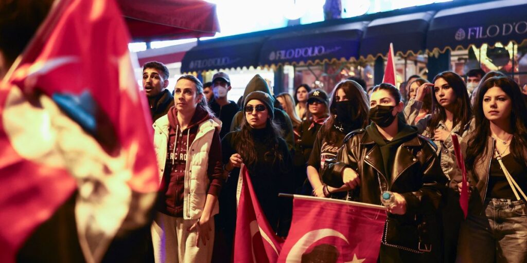 Oposição da Turquia convoca protestos contra prisão do prefeito de Istambul