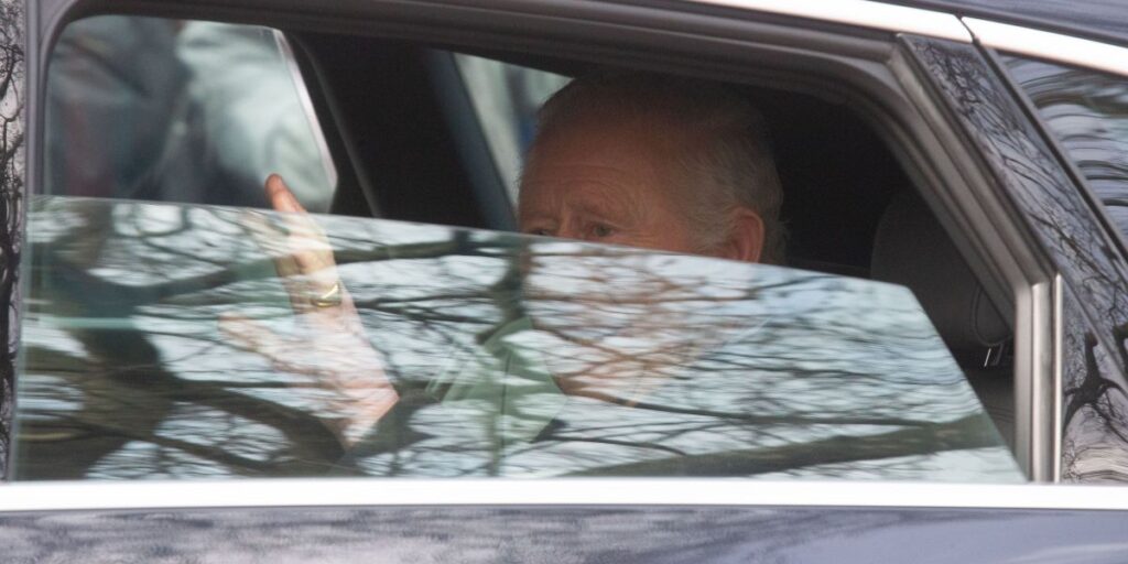 Rei Charles é visto em público após breve internação hospitalar