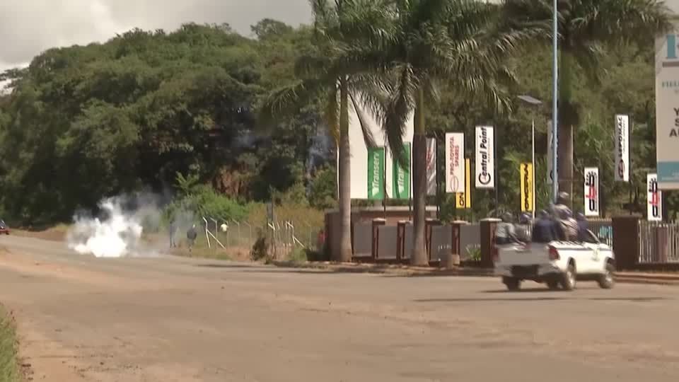 Polícia do Zimbábue usa gás lacrimogêneo contra protestos na capital
