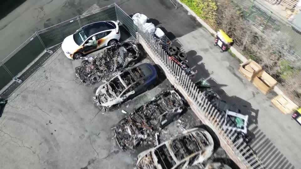 Incêndio em concessionária destrói pelo menos 17 Teslas na Itália