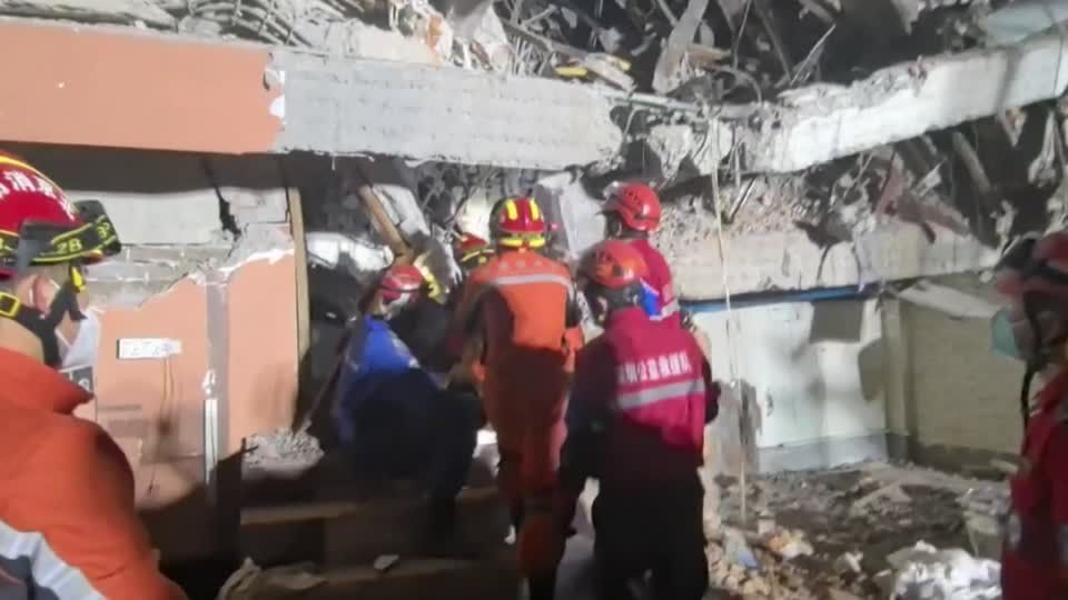 Equipes chinesas resgatam quatro sobreviventes após terremoto em Mianmar