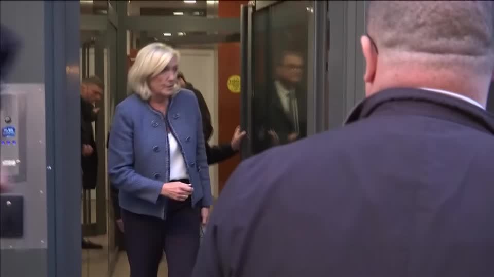 "Condenação não significa que vou me aposentar da política", diz Le Pen