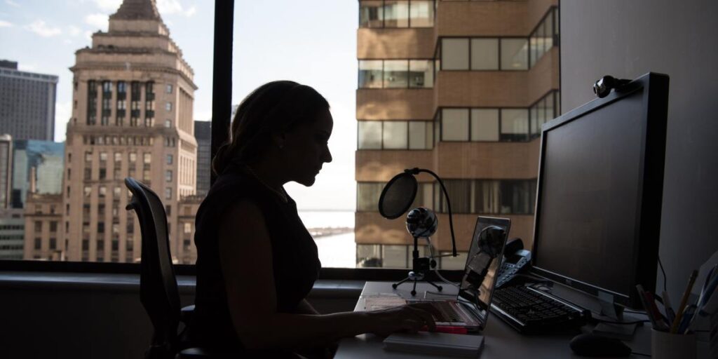 93% das mulheres participam das finanças da família, diz Serasa