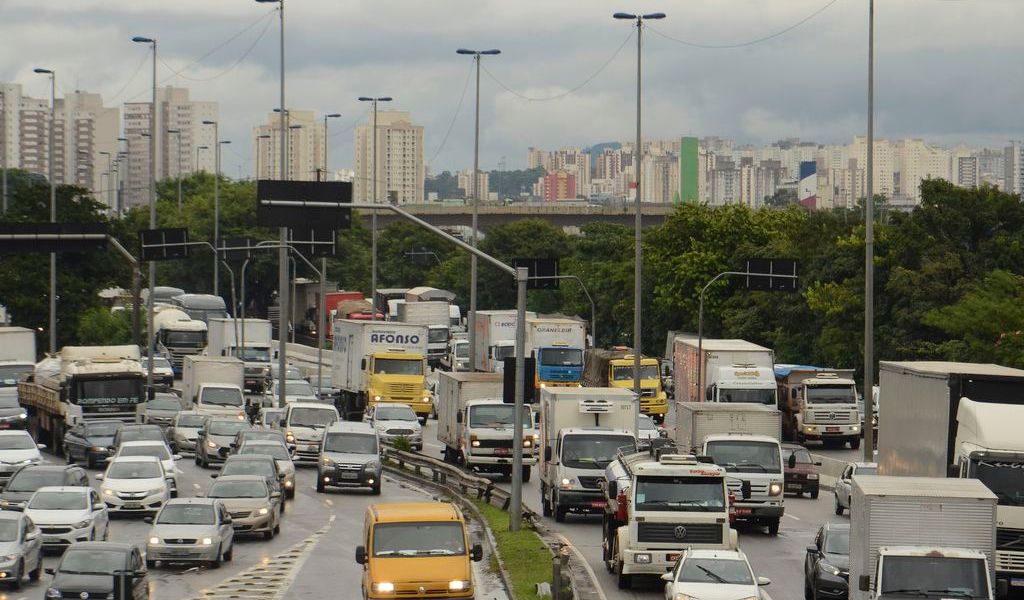 Dois suspeitos são baleados após perseguição na Marginal Tietê (SP)