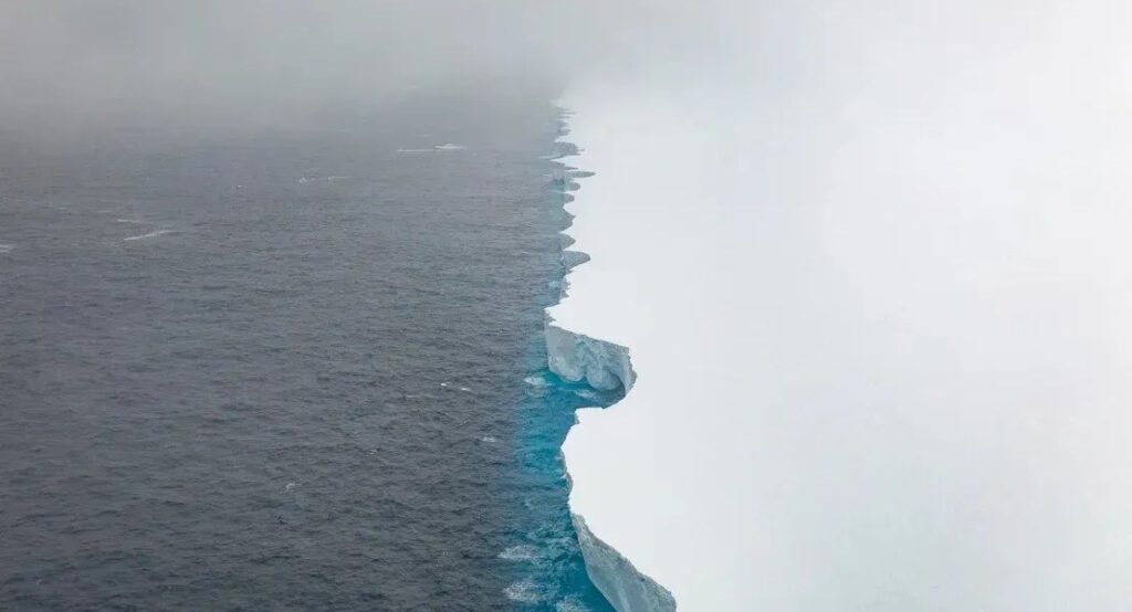 Maior iceberg do mundo encalha na Geórgia do Sul