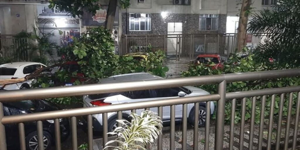 Temporal no Rio causa alagamentos e quedas de árvores e estruturas