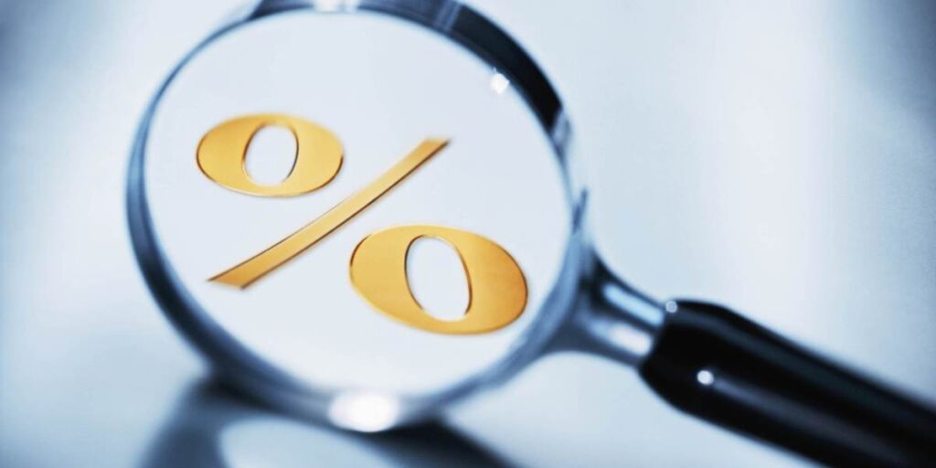 Juros futuros sobem com alta do dólar e expectativas por tarifas