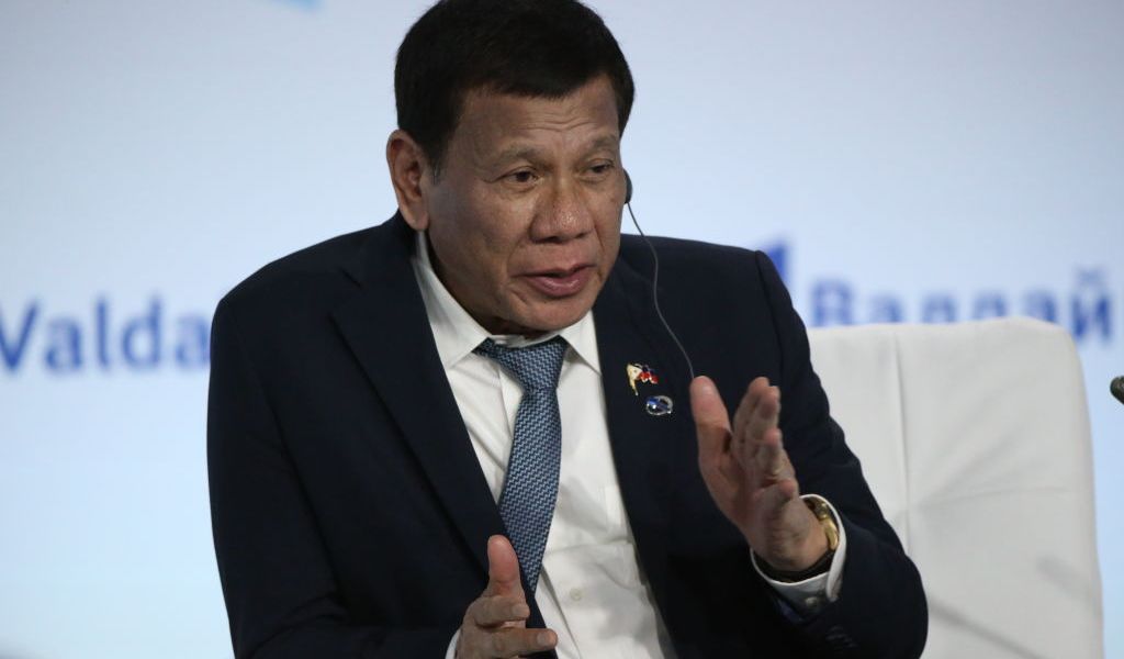 Filipinas: Duterte é forçado a embarcar em avião para Haia após prisão