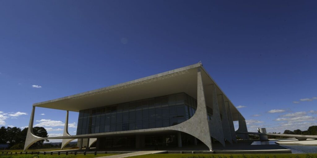 Brasil cogita baixar tarifa sobre etanol em negociação com Trump
