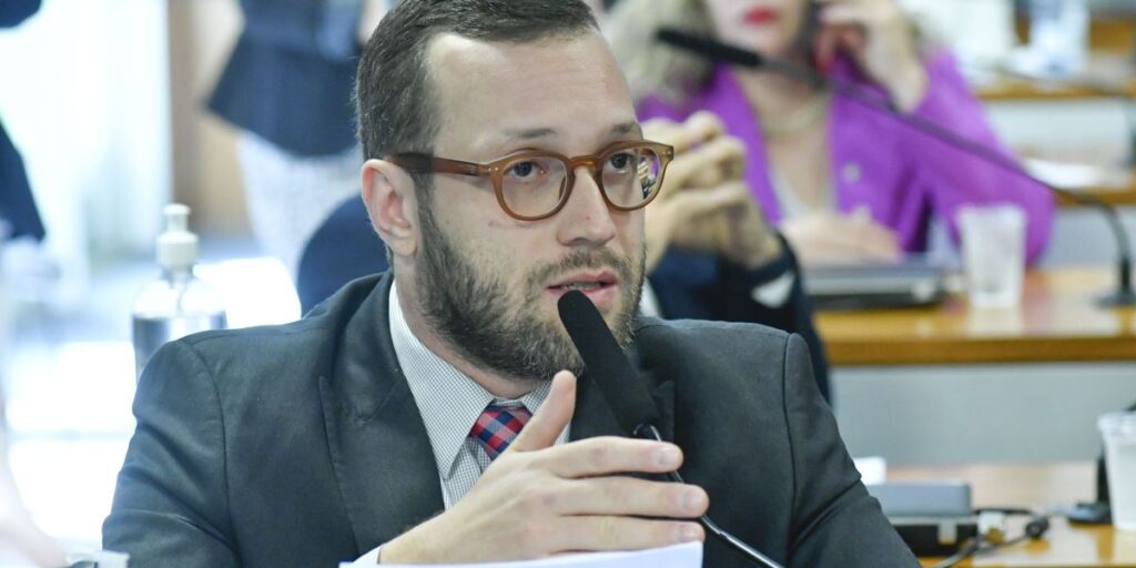 Comissão de Relações Exteriores deve ser de Filipe Barros, diz Bolsonaro