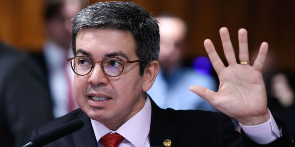 Randolfe nega cortes no Bolsa Família e diz que ajustes são “pente-fino”