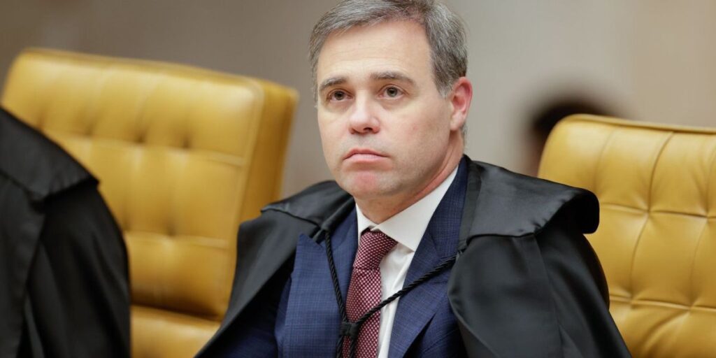 Mendonça vota para Moraes e Dino serem impedidos de julgar caso do golpe
