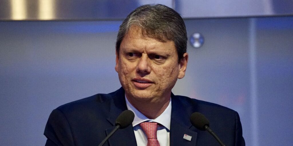 Tarcísio elogia sistema eleitoral em evento com presidentes de TREs