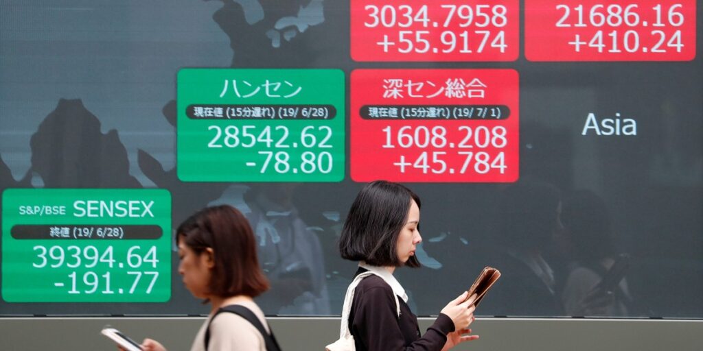 Ações de Hong Kong fecham a semana perto da máxima de três anos