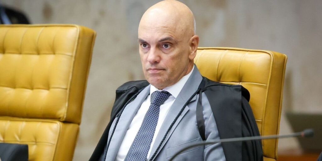 Defesa de ex-assessor de Bolsonaro nega que monitorar Moraes seja "ilegal"