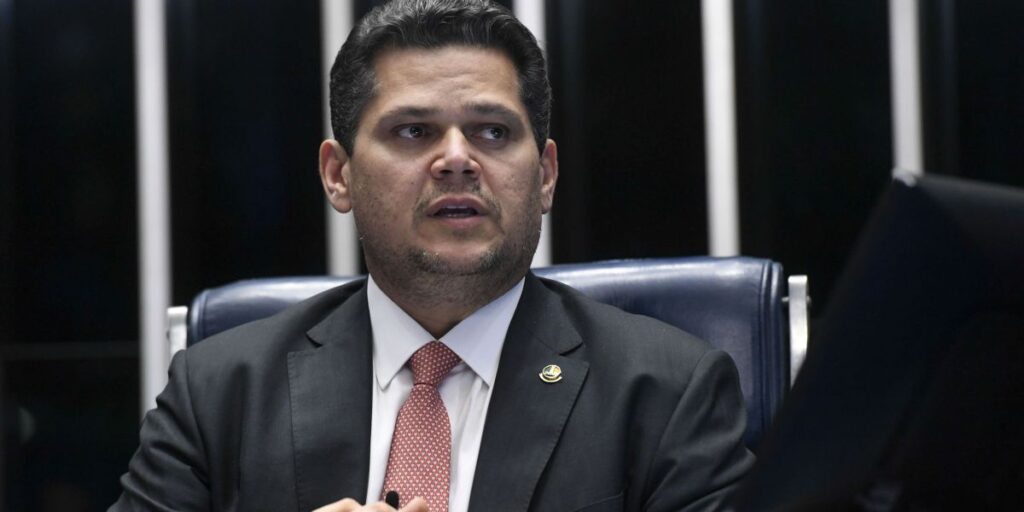 Alcolumbre resiste a pautar anistia no Senado