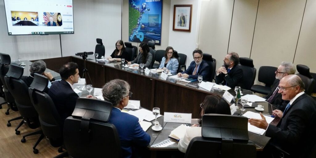 Governos do Brasil e dos EUA discutem tarifas de Trump nesta sexta (14)