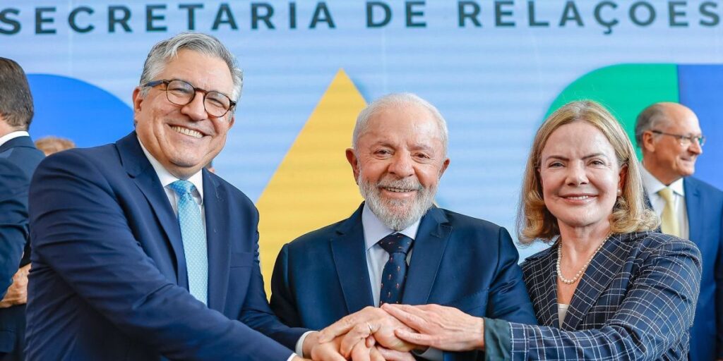 Em posse, Gleisi e Padilha mandam recados para pacificar articulação