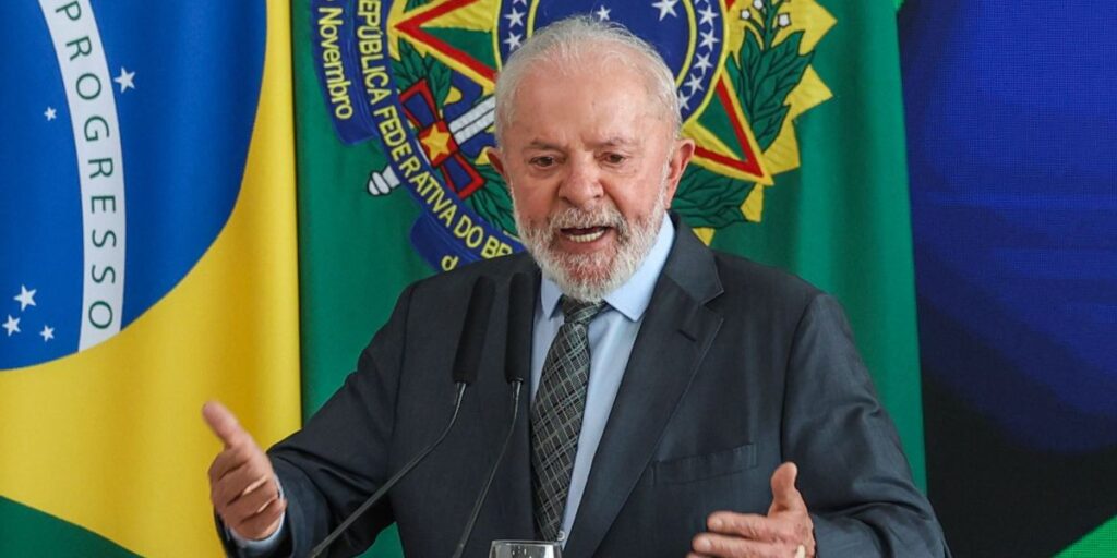 Lula fala em defender a democracia de quem planeja a volta do autoritarismo