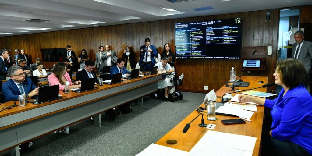 Comissão aprova requerimento para senadores visitarem presos do 8/1