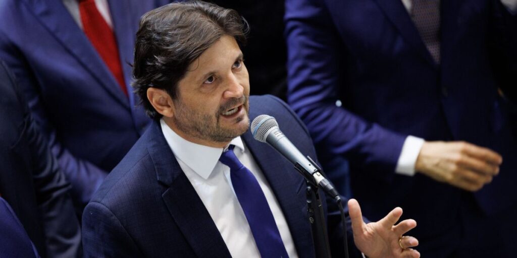 Com amplo apoio, André do Prado é reeleito presidente da Alesp