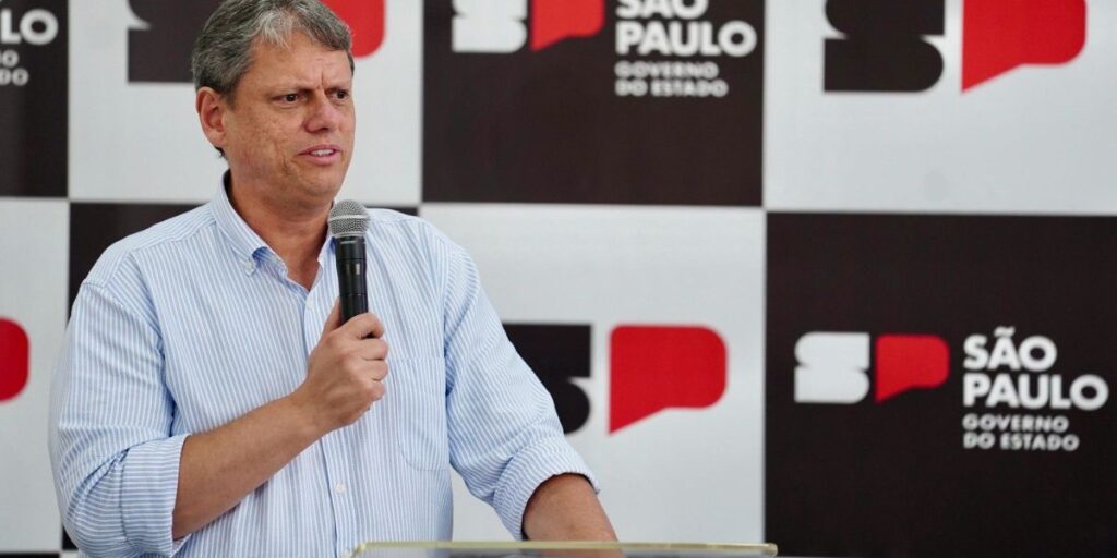 Sem citar reforma do IR, Tarcísio critica ceder receita e taxar "capital"